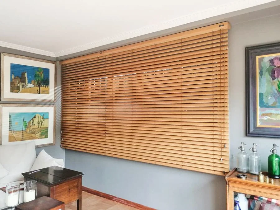 Persiana de madera en living — Decotip